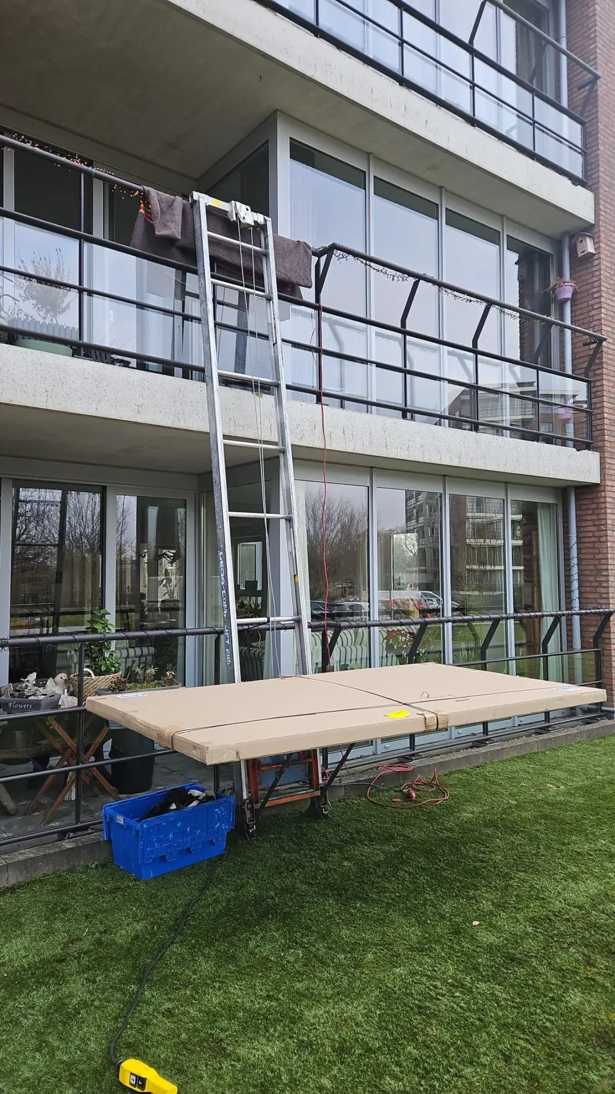 Verhuislift hijst meubels via balkon in Utrecht