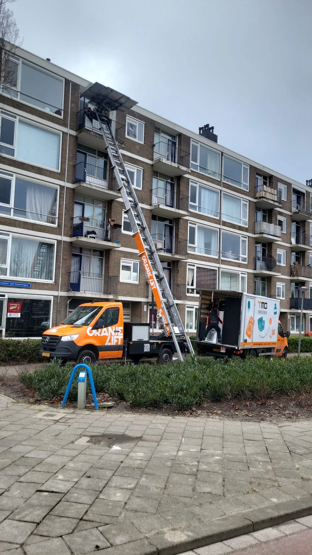 Verhuislift bij flatgebouw Almere